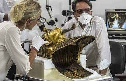La perilla de la famosa máscara funeraria del faraón se había desprendido al restaurarla el pasado enero.