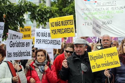 Protesta, frente a la Consejeria de Politicas Sociales y Familia de la Comunidad de Madrid, en la que exigen mejoras en las residencias de mayores y servicios sociales dignos