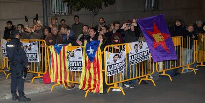 GRAF437. MADRID, 09/11/2017.- Simpatizantes independentistas esperan frente al Tribunal Supremo la salida del coche que transporta a la presidenta del Parlament de Cataluña, Carme Forcadell, en dirección a la cárcel madrileña de Alcalá-Meco después de que el juez Pablo Llarena haya decretado para ella prisión eludible con el pago de una fianza de 150.000 euros. EFE/Rodrigo Jiménez