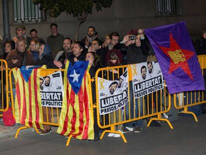 GRAF437. MADRID, 09/11/2017.- Simpatizantes independentistas esperan frente al Tribunal Supremo la salida del coche que transporta a la presidenta del Parlament de Cataluña, Carme Forcadell, en dirección a la cárcel madrileña de Alcalá-Meco después de que el juez Pablo Llarena haya decretado para ella prisión eludible con el pago de una fianza de 150.000 euros. EFE/Rodrigo Jiménez