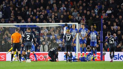 Phil Foden anota un gol de falta ante el Brighton.