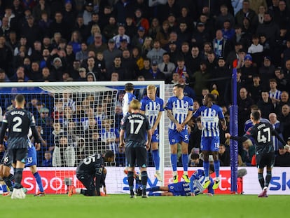 Phil Foden anota un gol de falta ante el Brighton.