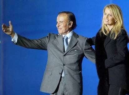Carlos Menem, con Cecilia Bolocco.