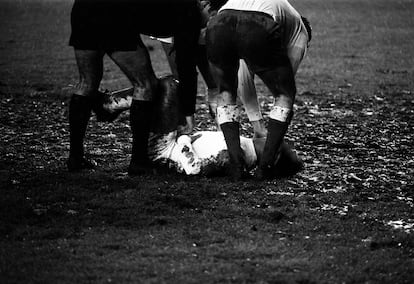 Amancio, tendido en el barro, en un Real Madrid-Las Palmas en los años sesenta.