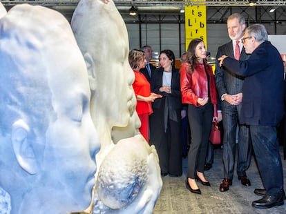 Los Reyes charlan con Jaume Plensa durante la visita al stand de EL PAÍS en Arco, en presencia de Isabel Díaz Ayuso, presidenta de la Comunidad de Madrid, y Pepa Bueno, directora de EL PAÍS. 