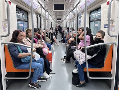 Pasajeros en un tren de la Línea 1 del Metro de Ciudad de México, el 20 de octubre.