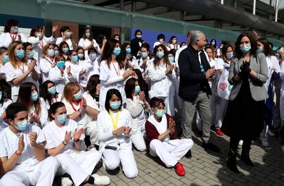 La presidenta de la Comunidad de Madrid, Isabel Díaz Ayuso, junto al personal sanitario en el cierre del pabellón 9 de Ifema, donde se instaló un hospital de campaña para luchar contra el coronavirus, el 1 de mayo.