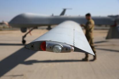 Un piloto realiza una comprobación previa al vuelo de un vehículo aéreo no tripulado de la Fuerza Aérea Estadounidense MQ-1B Predator.