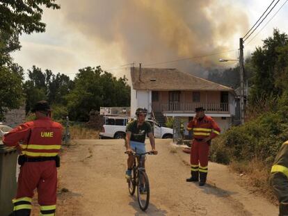 Evacuaci&oacute;n de modo preventivo a los vecinos de las parroquias de Veiga de Cascall&aacute;,en Rubi&aacute;. / NACHO G&Oacute;MEZ