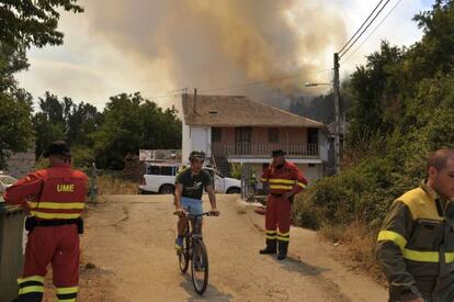 Evacuación de modo preventivo a los vecinos de las parroquias de Veiga de Cascallá,en Rubiá. / NACHO GÓMEZ