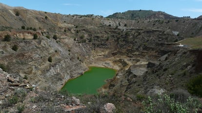 Vista del lago de aguas ácidas de la Corta Minera Los Blancos II.