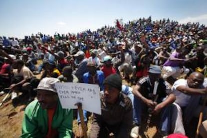 Mineros de la explotación de oro de AngloGold Ashanti  en huelga participan en un encuentro celebrado cerca del pozo 3 en las proximidades de Carltonville (Sudáfrica) hoy.