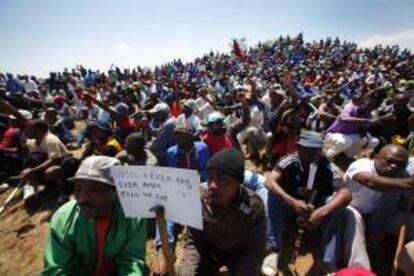 Mineros de la explotación de oro de AngloGold Ashanti en huelga participan en un encuentro celebrado cerca del pozo 3 en las proximidades de Carltonville (Sudáfrica) hoy.