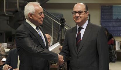 El presidente saliente de la AEB, Miguel Martín, felicita a su sucesor, José María Roldán, tras su nombramiento el martes.