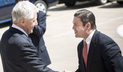 El secretario de Defensa de EE UU, Chuck Hagel, saluda a su hom&oacute;logo colombiano, Juan Carlos Pinz&oacute;n.