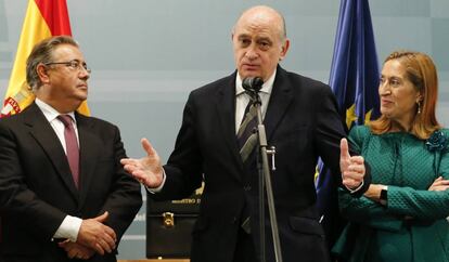 Jorge Fernández, entre Juan Ignacio Zoido y Ana Pastor, en su despedida del ministerio.