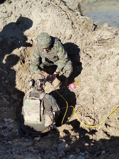 Un militar ucraniano aprende el desactivado humanitario de minas en Hoyo de Manzanares (Madrid).