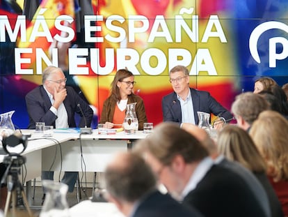 El líder del PP, Alberto Núñez Feijóo, asiste a una reunión del comité de campaña para las elecciones europeas. Le acompañan la vicesecretaria de Organización, Carmen Fúnez, y el vicesecretario de Institucional, Esteban González Pons, entre otros, en una imagen del partido.