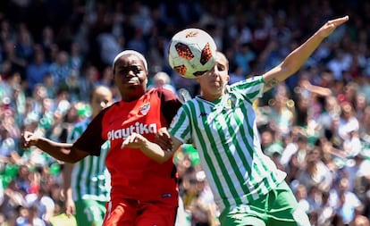 Virginia García disputa el balón con Oyedupe Payne.