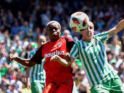 Virginia García disputa el balón con Oyedupe Payne.