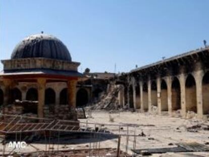 Dos imágenes del Alepo Media Center muestran, a la izquierda, la mezquita hoy, sin minarete, y a la derecha, el pasado 6 de marzo.