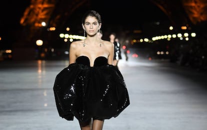 Kaia Gerber durante el desfile de Yves Saint Laurent celebrado en París en septiembre.