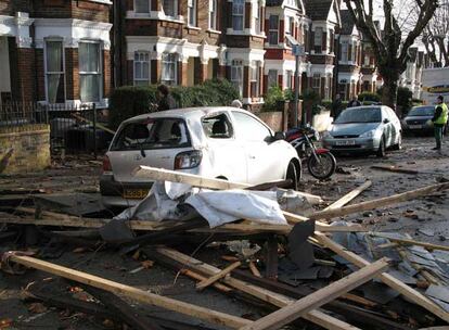 El tornado pas por la ma?ana por el barrio de Kensal Rise (noroeste de esta capital), donde la tormenta derrib rboles,rompi cristales de viviendas, tejados y derrumb parte de una casa.