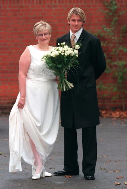 En la boda de su hermana Lynne, en el registro de Hornchurch, Essex.