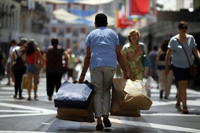 Las rebajas ha animado el consumo en los comercios españoles.