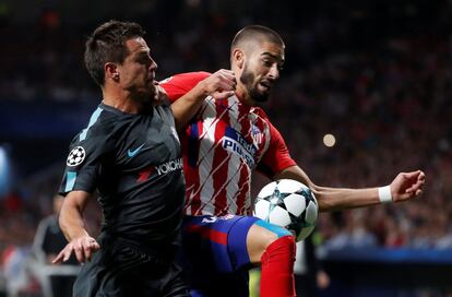 Yannick Carrasco, del Atlético de Madrid, y Cesar Azpilicueta, del Chelsea, luchan por hacerse con el balón.