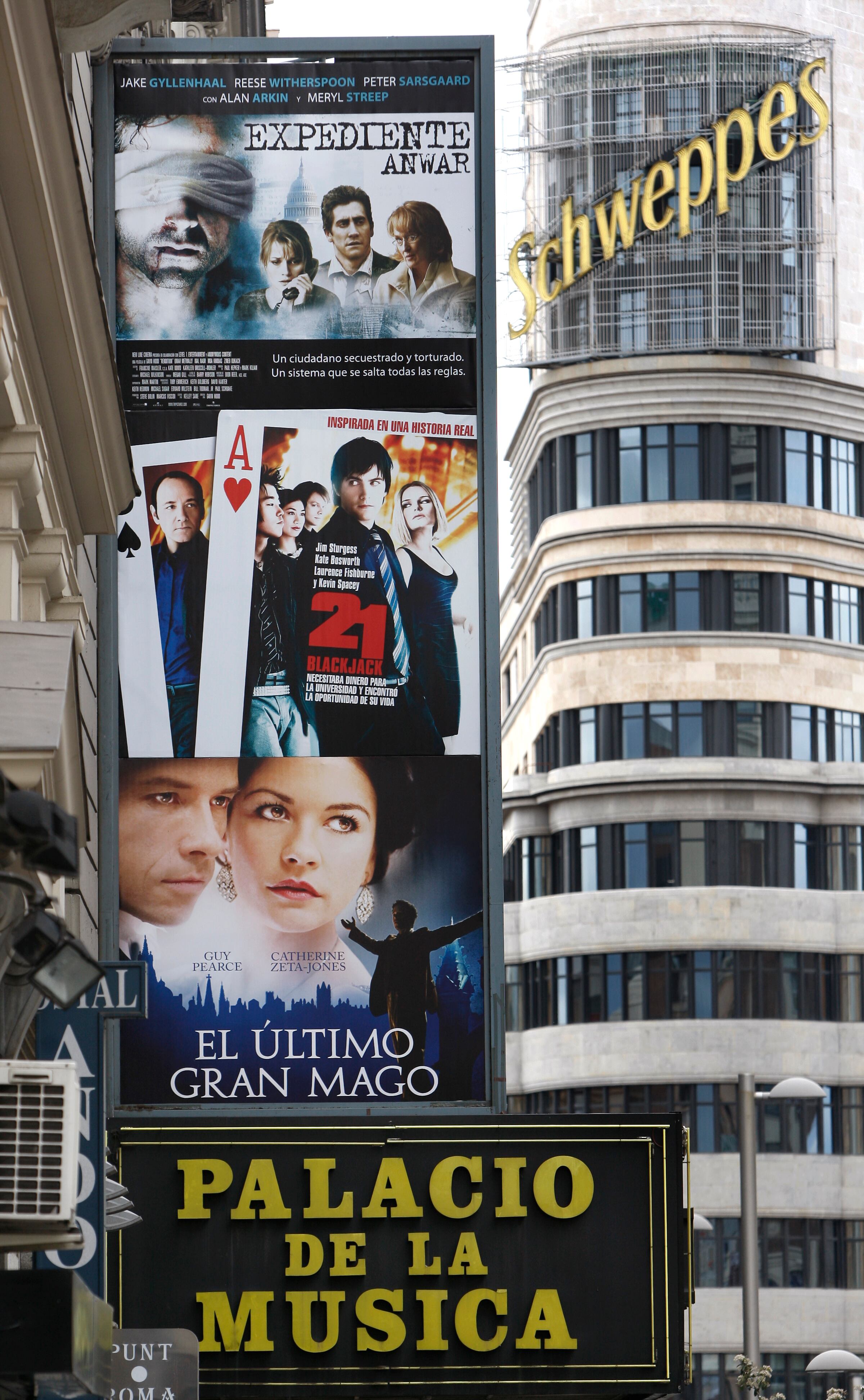 Carteles en los cines Palacio de la Música, cuando aún era cine en abril de 2008. 