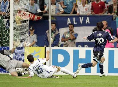 Argentina tenía puestas muchas esperanzas en el Mundial de Alemania de 2006. Messi también. Pero el sueño terminó pronto para la albiceleste. En cuartos de final se toparon con el anfitrión y, tras un partido muy igualado en el que empataron a uno, los alemanes se impusieron en la tanda de penalties. En la imagen, Messi marca el último gol de los seis que le endosaron a Serbia y Montenegro en la fase de grupos.