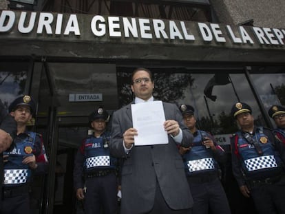 El gobernador de Veracruz, Javier Duarte, investigado actualmente por corrupción, acude a la Fiscalía a denunciar a su sucesor, Miguel Yunes, por la misma causa.