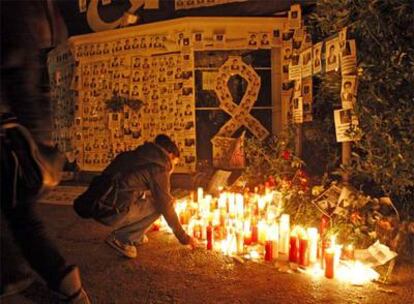 Alumnos del colegio Monte Tabor colocan velas en señal de duelo frente a la discoteca donde falleció su compañero tras recibir una paliza.