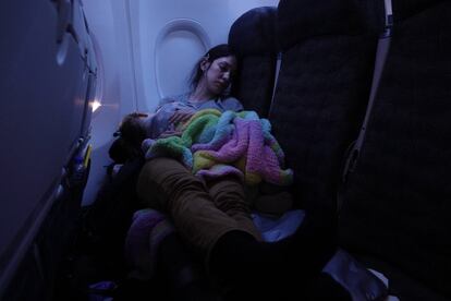 Itzel González, de la Ciudad de México, descansa con su hija Mavina en un vuelo de evacuación proporcionado por el Gobierno de México, en Shannon, Irlanda.