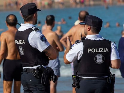 Dos agentes de la Policía Municipal de San Sebastián en la playa de La Concha en septiembre de 2022