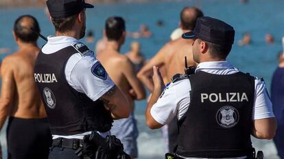 Dos agentes de la Policía Municipal de San Sebastián en la playa de La Concha en septiembre de 2022