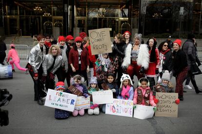 Manifestantes y miembros de La Alianza de la Marcha de Mujeres posan para una foto de grupo frente al hotel Trump International en New York.