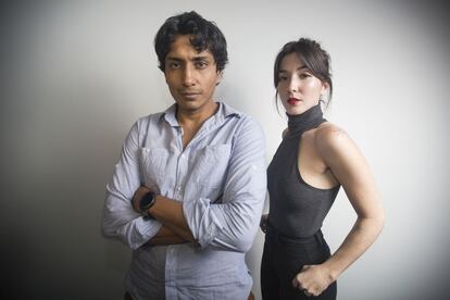 Tenoch Huerta y Eréndira Ibarra en las oficinas de EL PAÍS.