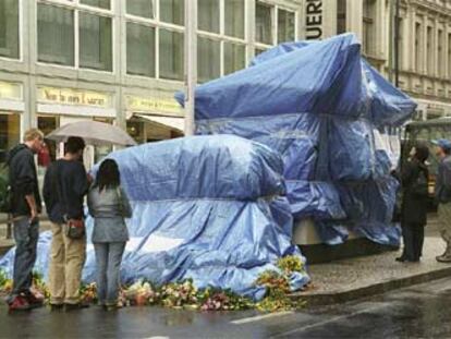 La reproducción de la caseta del Checkpoint Charlie, cubierta de lonas azules.