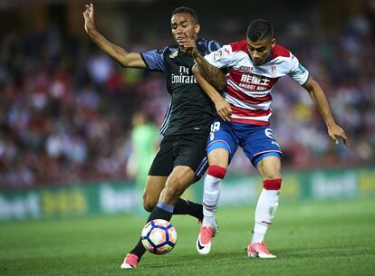 Danilo, del Real Madrid compite por la pelota con Andreas Pereira.