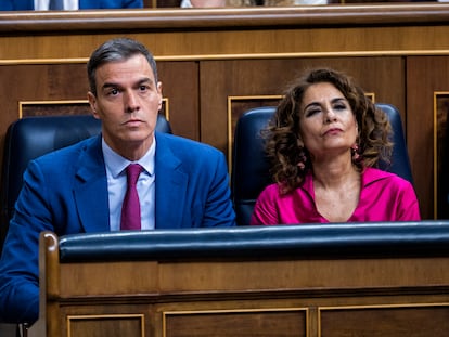 El presidente del Gobierno, Pedro Sánchez, junto a la vicepresidenta primera, María Jesús Montero, este miércoles durante la sesión de control al Gobierno en el Congreso.