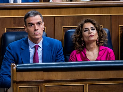 El presidente del Gobierno, Pedro Sánchez, y la vicepresidenta primera y ministra de Hacienda, María Jesús Montero, en abril en el Congreso.