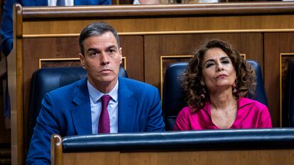 El presidente del Gobierno, Pedro Sánchez, y la vicepresidenta primera y ministra de Hacienda, María Jesús Montero, en abril en el Congreso.