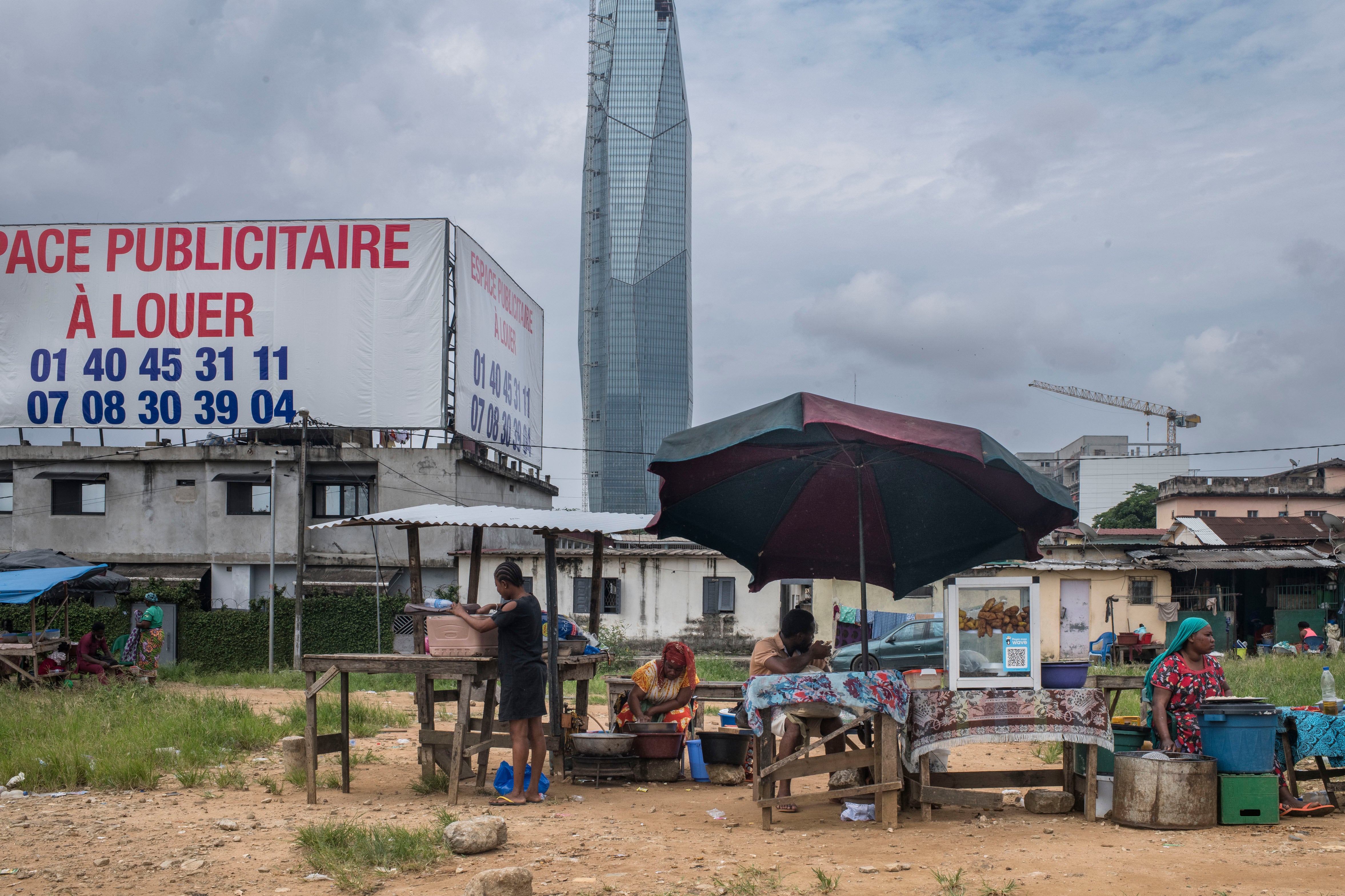 Abiyán se transforma a golpe de excavadora: de los pescadores de la laguna Ebrié a la ciudad más moderna de África occidental