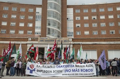 Representantes sindicales se concentran ante el hospital de Cruces durante la huelga de Osakidetza.