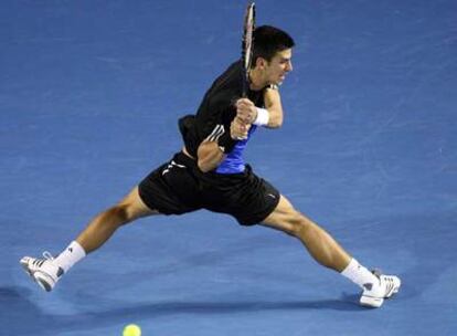 Djokovic devuelve la pelota en el partido ante Tsonga.