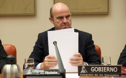 Luis de Guindos en una Comisión de Economía del Congreso.
