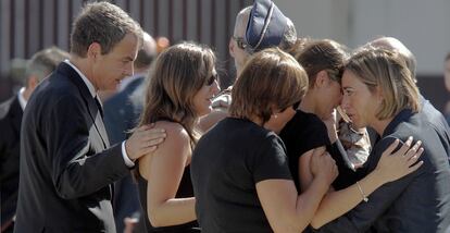 El presidente del Gobierno, José Luis Rodríguez Zapatero, y la ministra de Defensa, Carme Chacón, consuelo a la los familiares de los guardia civiles asesinados en Afganistán.