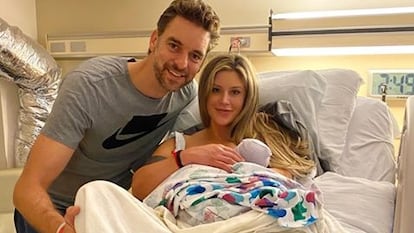 Pau Gasol, Catherine McDonald y su hija, Elisabet Gianna Gasol.